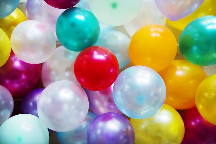 Färglada ballonger bredvid varandra