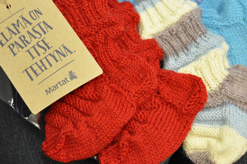 Marthorna i Katarinaförsamling har stickat tågsockor till de nydöpta.