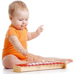 Baby spelar xylofon