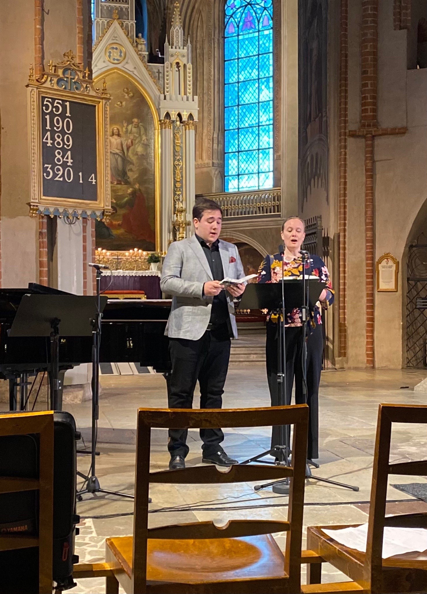Marika Kivinen och Filip Schauman medverkade som försångare under psalmsångskvällen