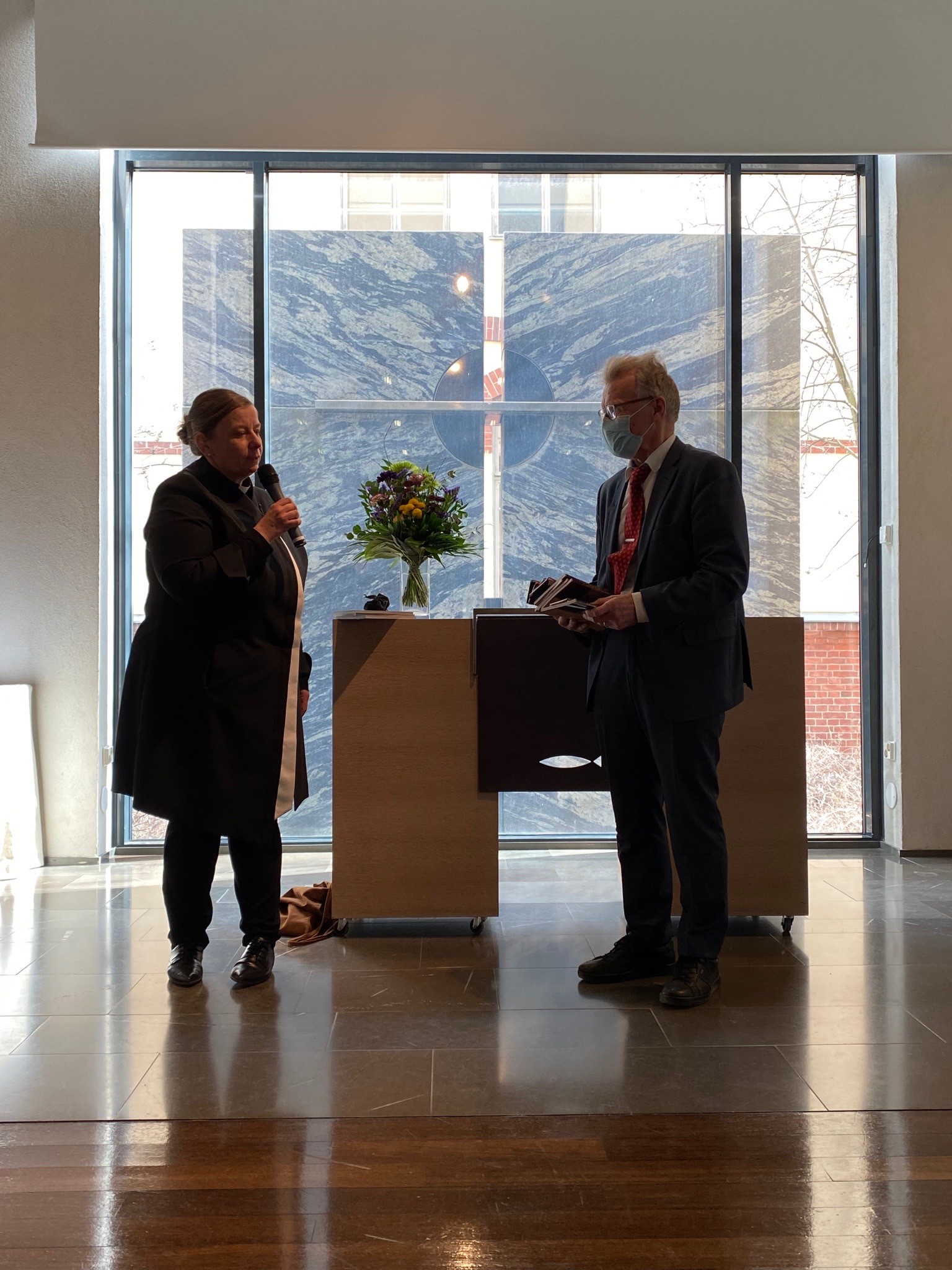 kyrkoherde Mia Bäck och församlingsrådets viceordförande Lars-Runar Knuts tackade för biskopsvisitationen