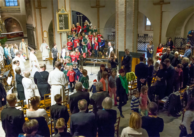 Festhögmässa och jubileumsfest många människor framme i Domkyrkan under en festhögmässa