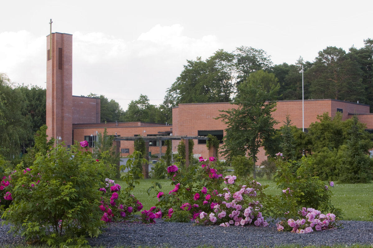 Henrikskyrkan och församlingscentrum Henrikskyrkan och församlingscentrum