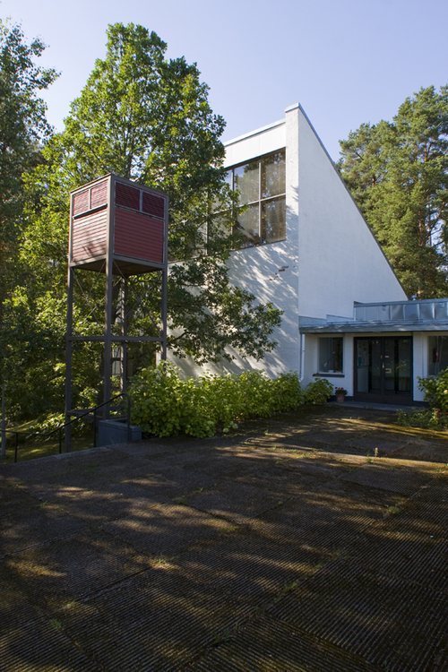 Hirvensalo kyrka och församlingscentrum Hirvensalo kyrka och församlingscentrum