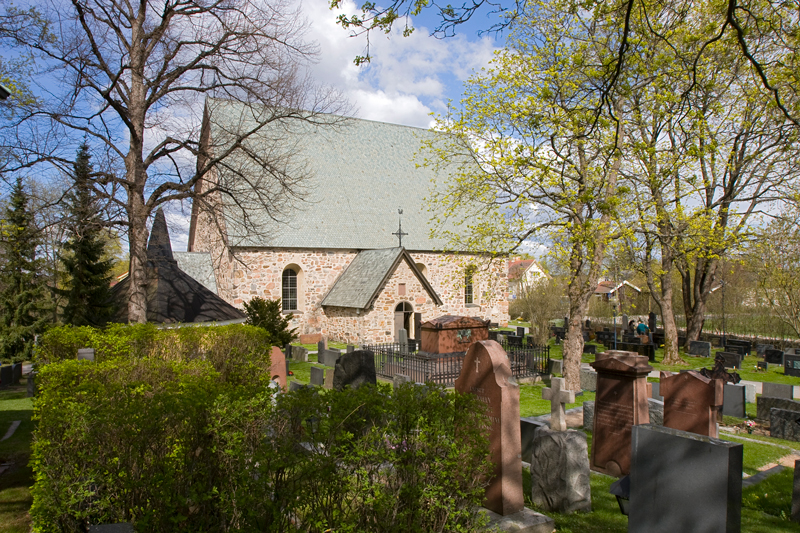 Gråstenkyrka, gravstenar framför.